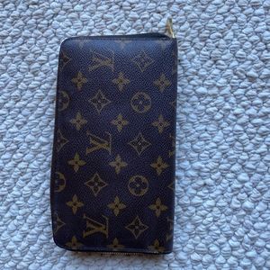 Authentic Louis Vuitton Zippy Organizer